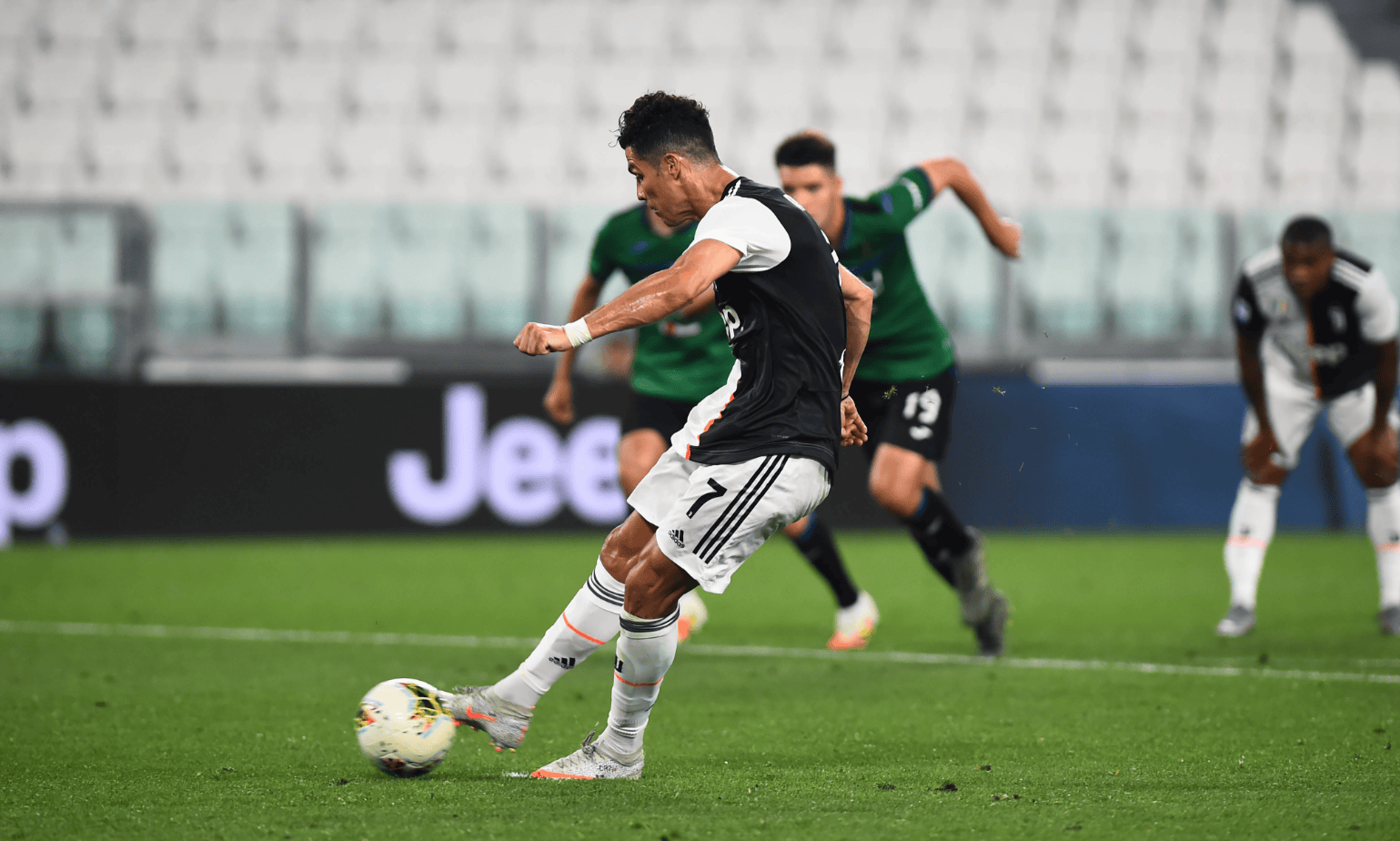 英超赛程吃紧,尤文图斯今晨防线松动,目标明确,训练强度明显提升(英超尤文图斯皇马) 英超赛程吃紧,尤文图斯今晨防线松动,目标明确,训练强度明显提升(英超尤文图斯皇马)